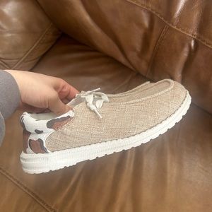 Size 8 HEYDUDE knockoffs!!